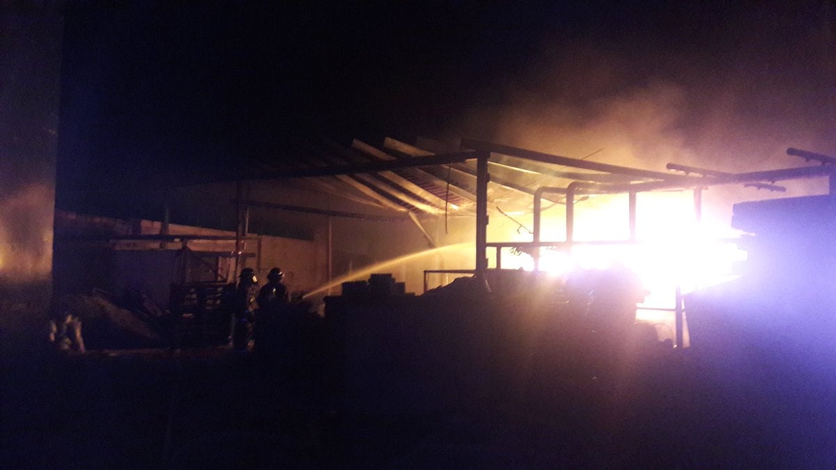 ¡FUEGO!  Llamas consumen empresa en Puerto Caimito | VIDEO