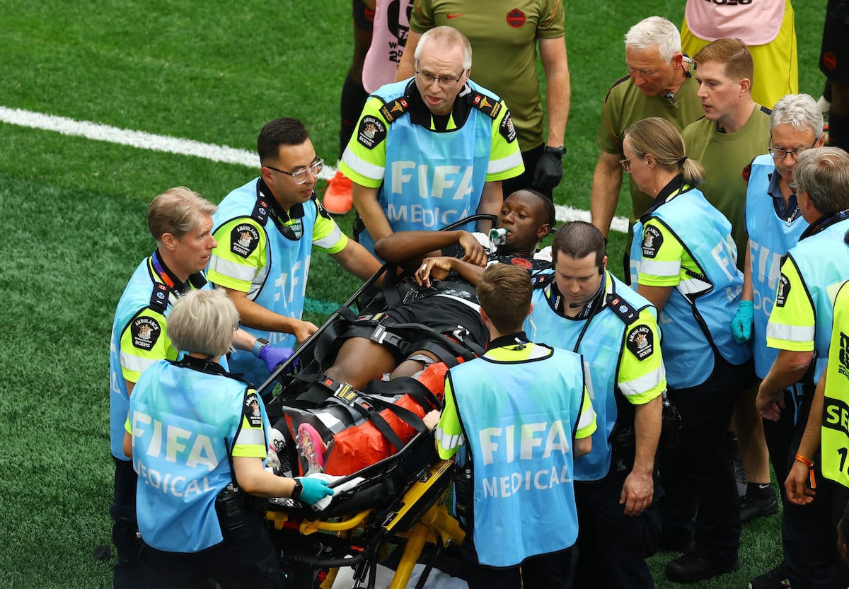 Ismaël Koné sufre la primera lesión grave: el gesto de disculpa de Assim Madibo que conmovió el Mundial