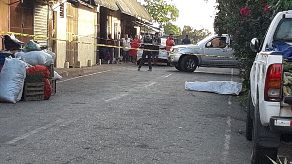 Tras ser apuñalado en el Mercado de Abastos de La Chorrera buscó ayuda pero cayó en medio de la calle