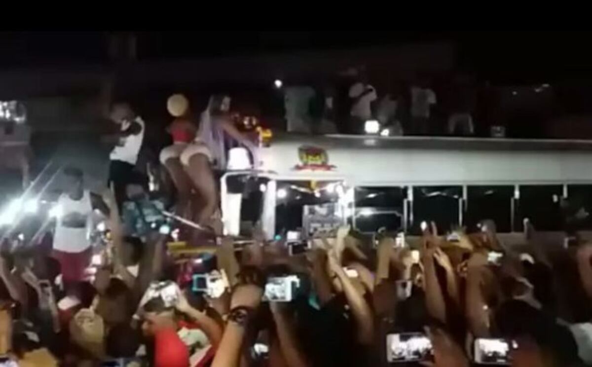 ¡SE DESCONTROLÓ! Denuncian fiesta en buses en la 24 de Diciembre | VIDEO