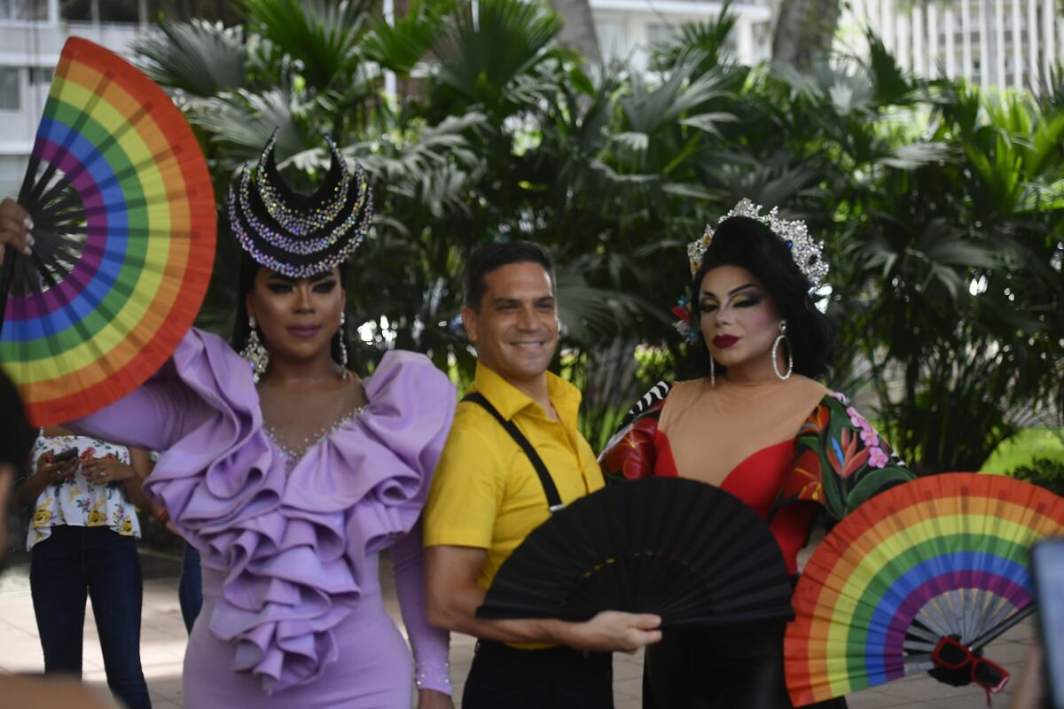 Arranca el Mes del Orgullo con la izada de  la bandera multicolor
