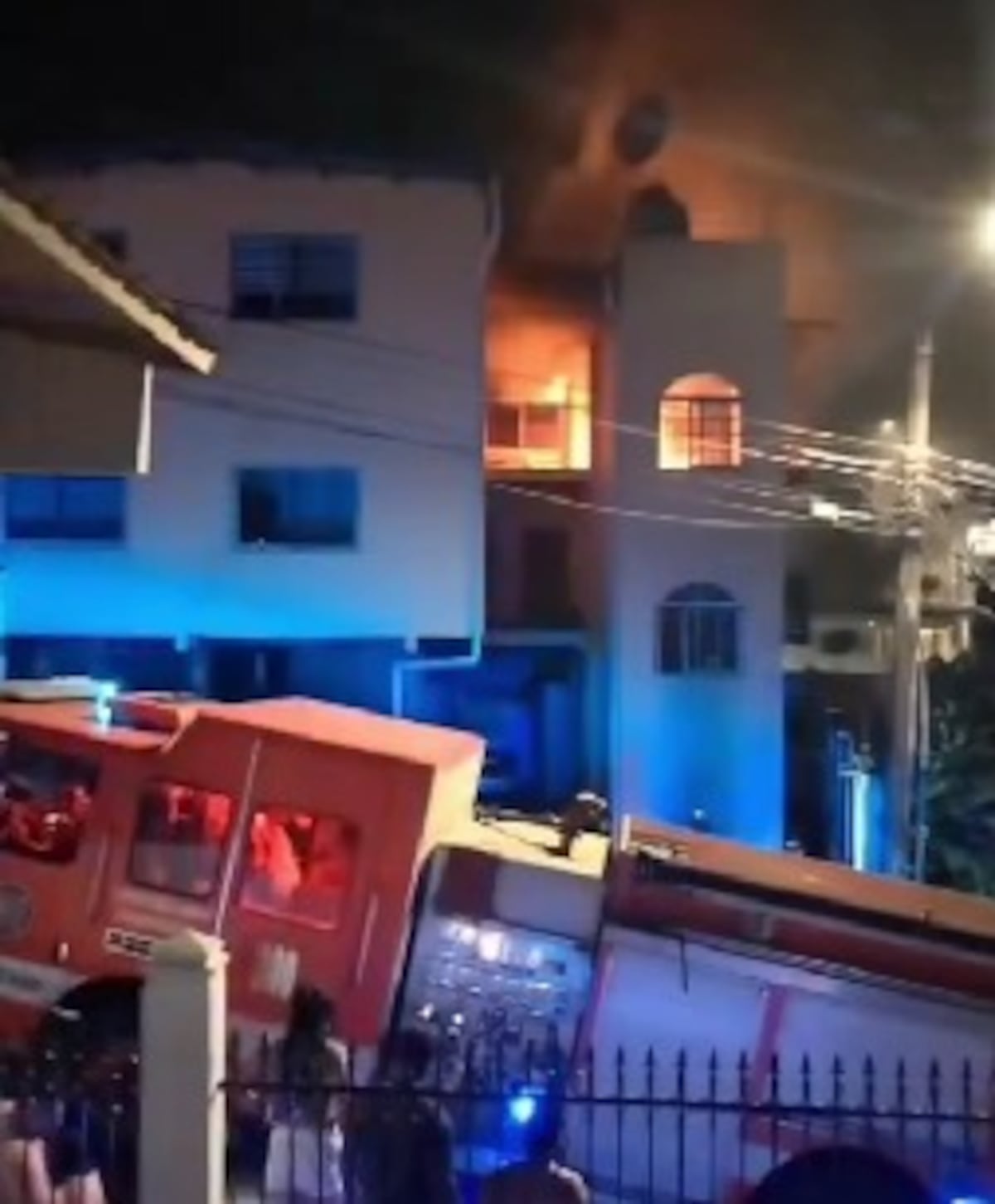 ¡Despertaron entre humo y llamas! Voraz incendio siembra el pánico en edificio de Samaria