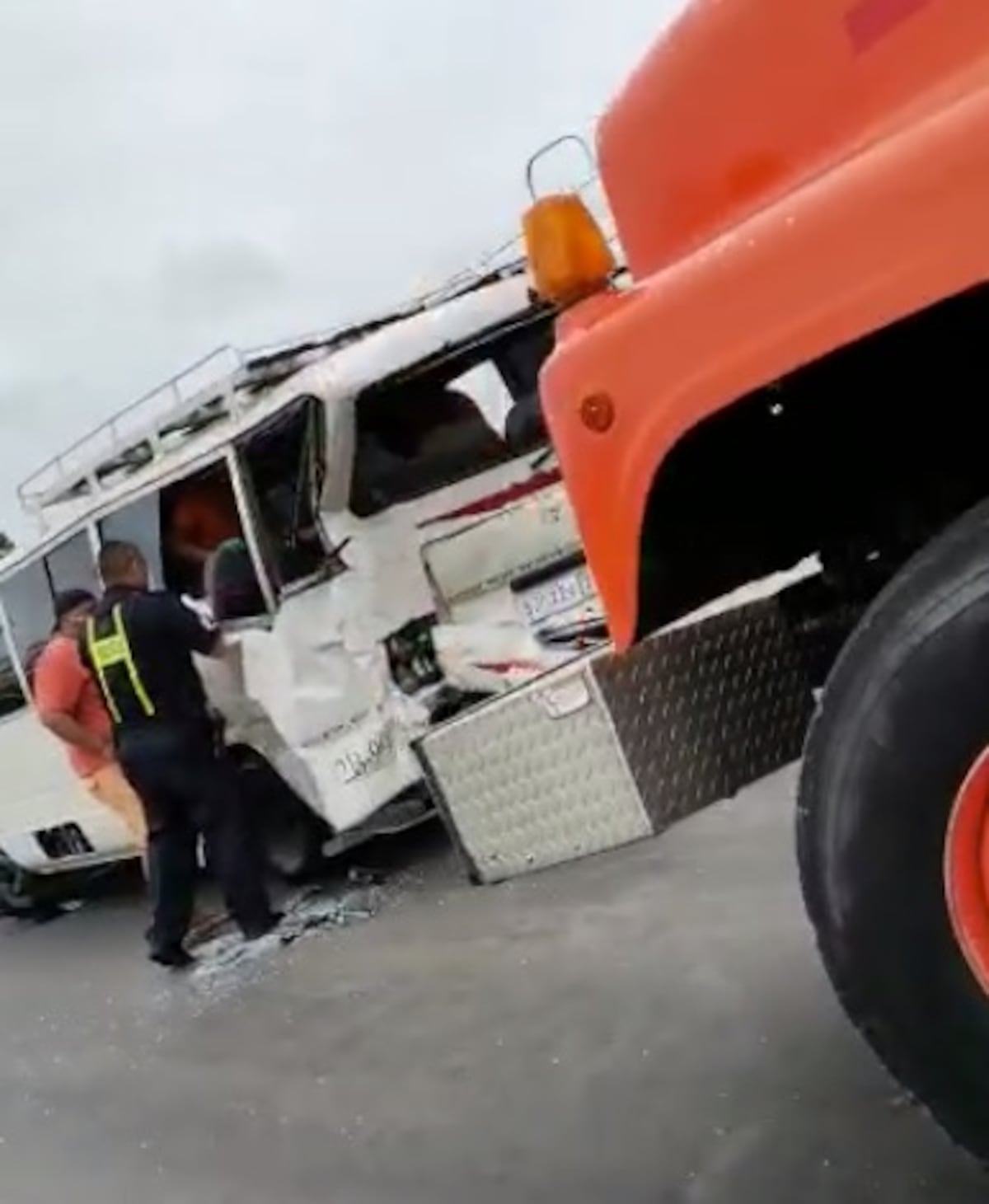 Periodista de Radio Panamá iba en bus impactado por un cisterna. Necesita seis pintas de sangre. Video