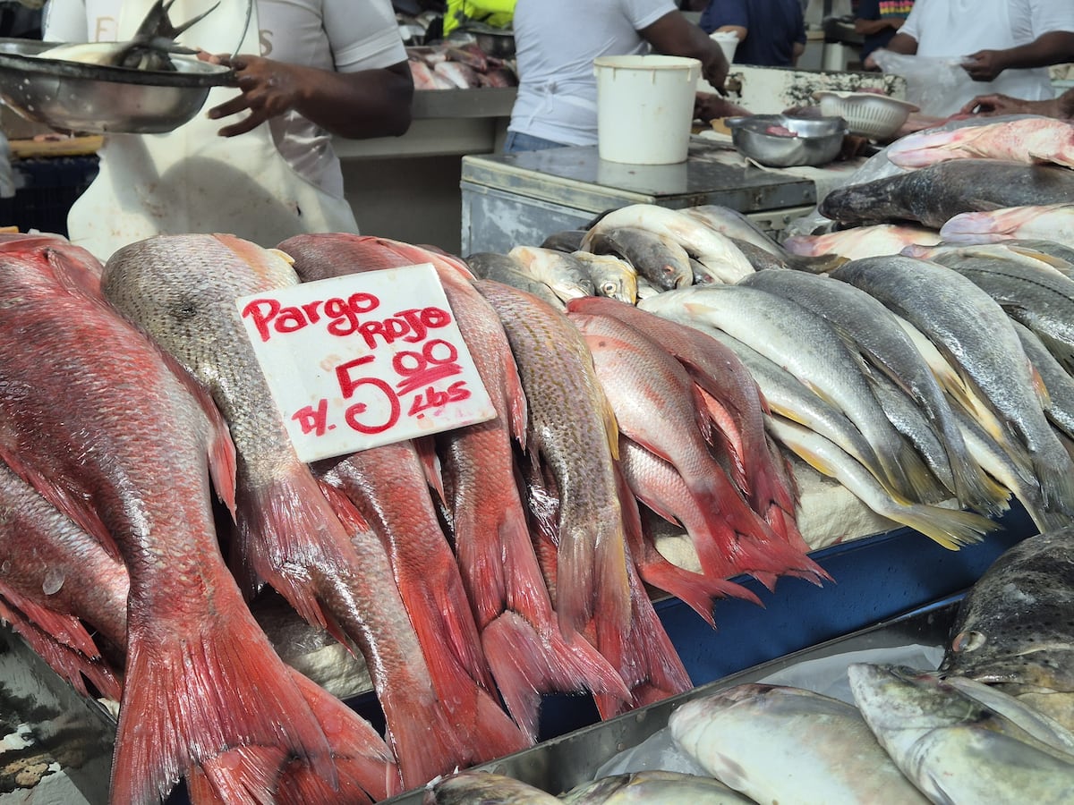 La tradición continúa, el Mercado de Mariscos a reventar en Semana Santa