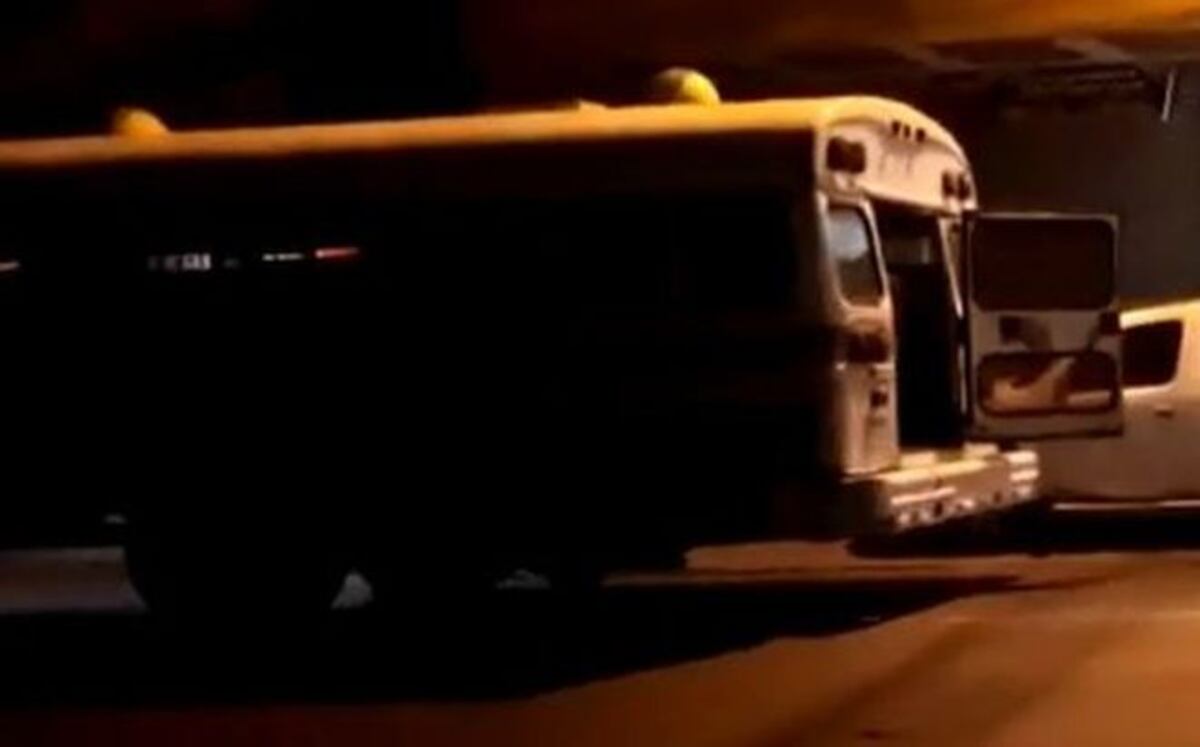 Su último viaje.Trató de subirse a un bus, pero terminó muerto