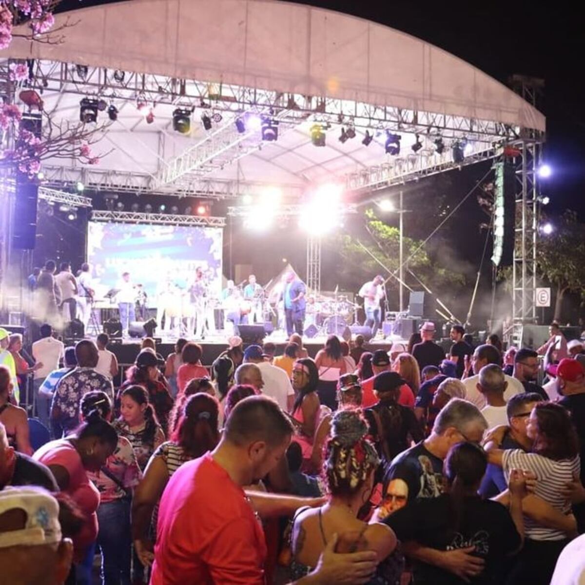 Tras revuelo, Dorindo se trepa a la tarima. Así le fue...