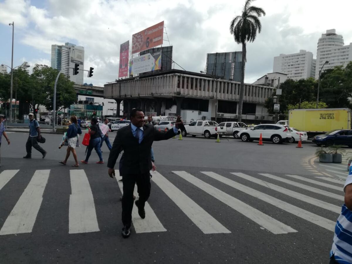 Jubilados cierran la 5 de Mayo y hacen caminar a los diputados por su aumento