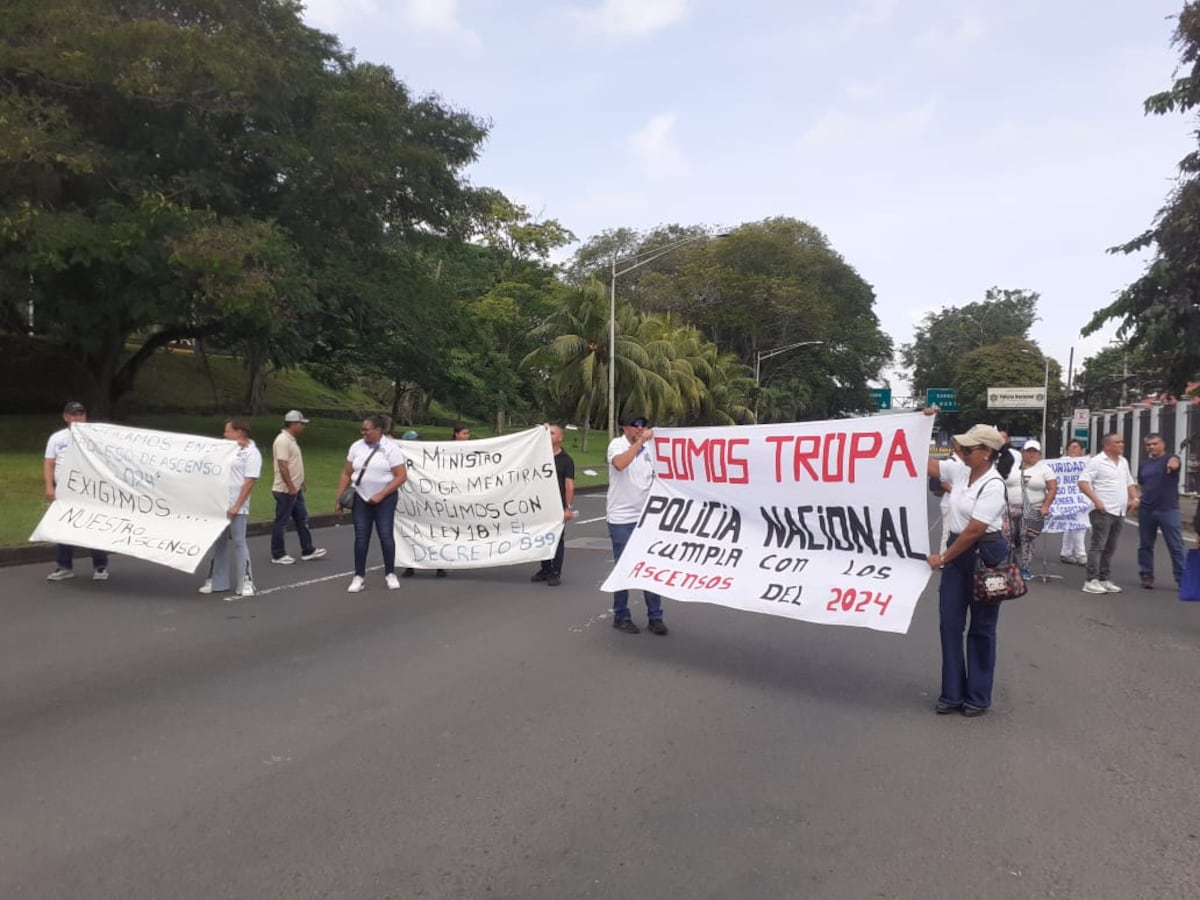 ‘Cumplimos con la Ley 899′: Policías con 30 años de servicio protestan y reclaman ascenso al rango de capitán