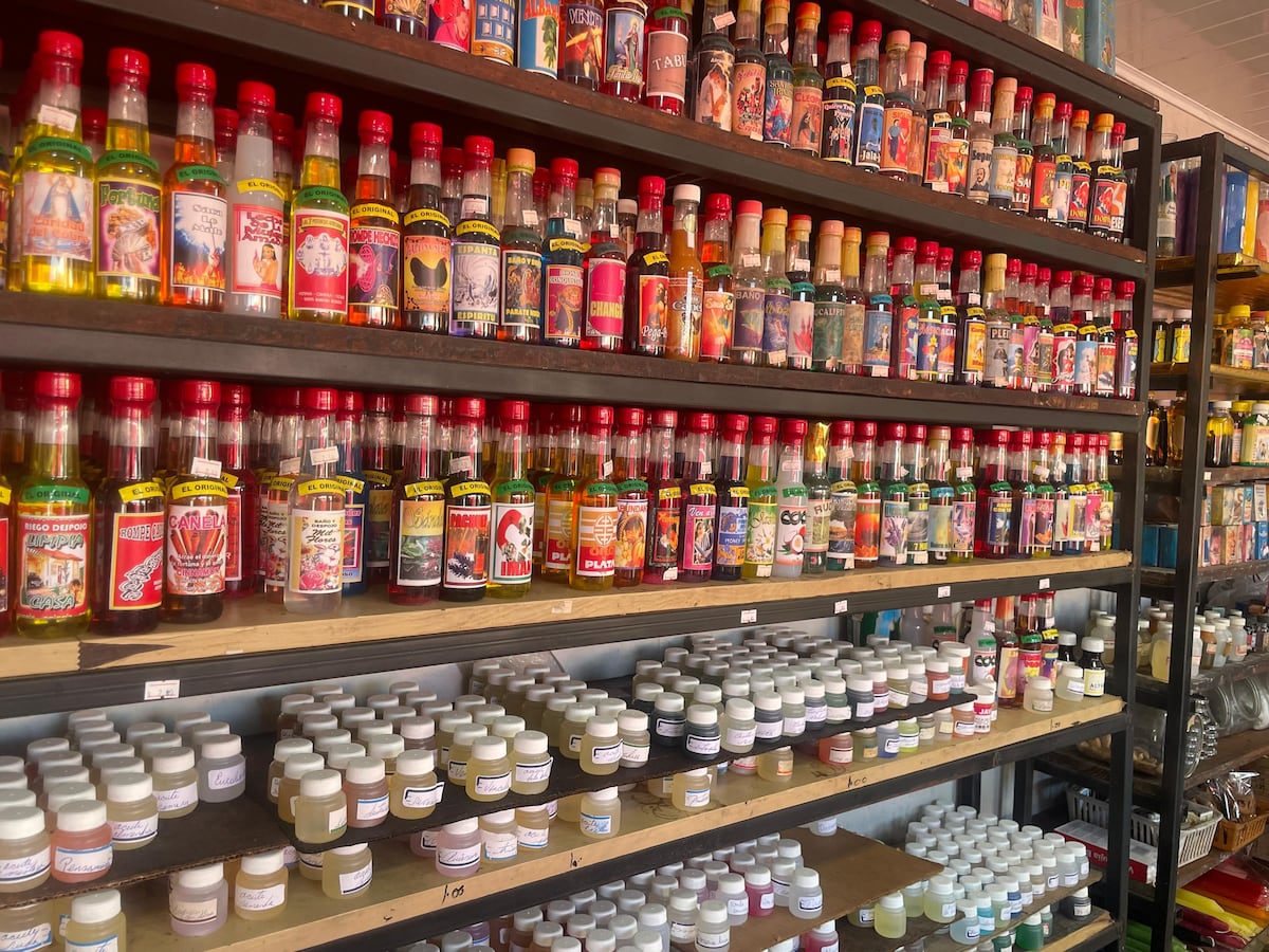 ¿Baños, incienso o hierbas? Así se preparan muchos para el Año Nuevo