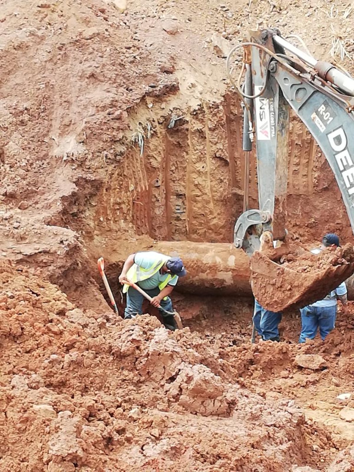 Arraiján sin agua. Destapan tubería en Loma Cová
