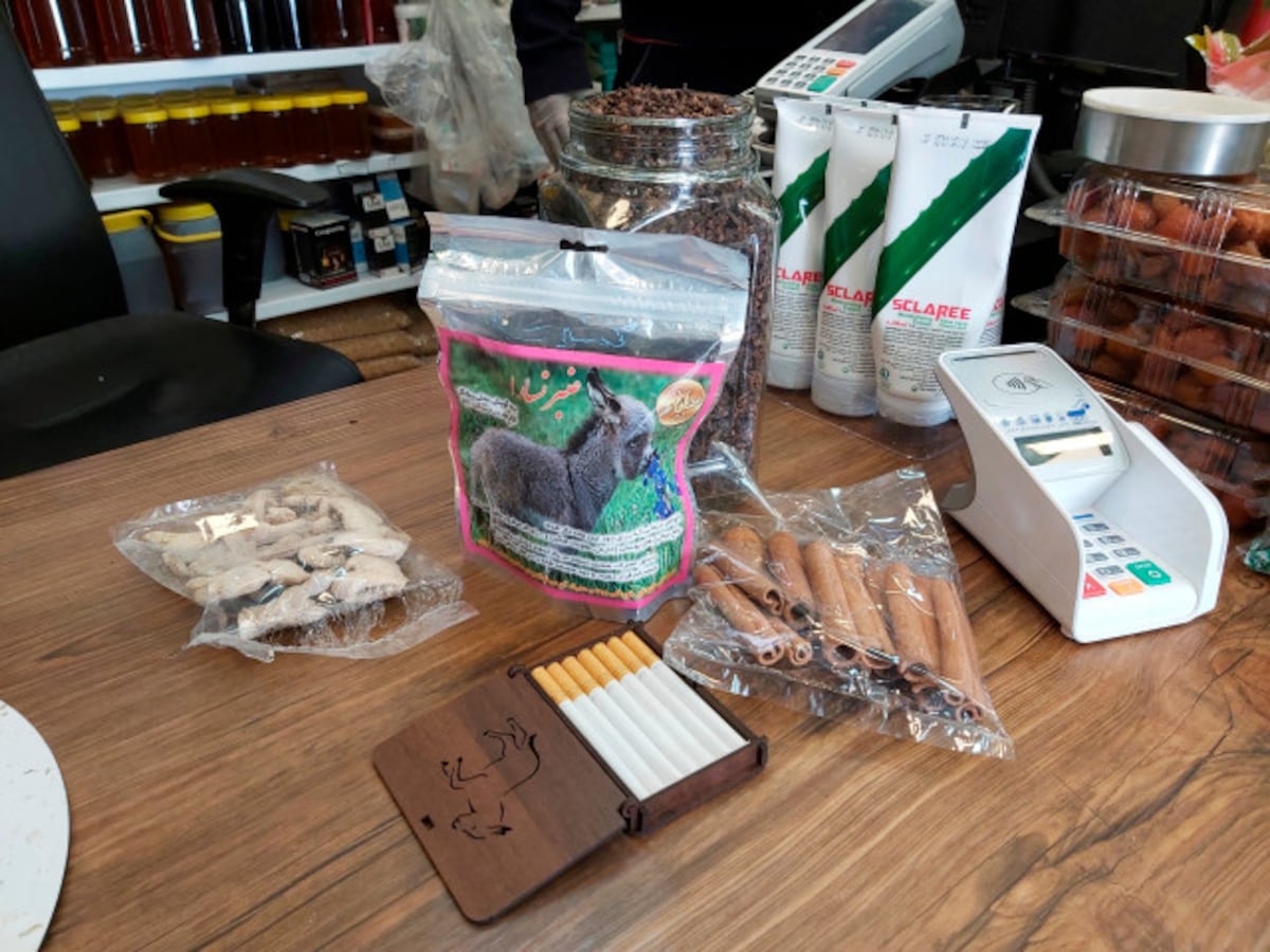 Heces de burra y alcohol: Los remedios polémicos en Irán para el coronavirus