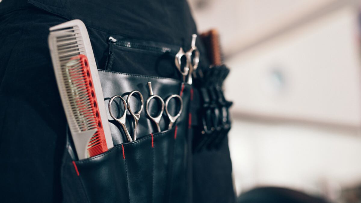 Una madre ‘salva’ a su hijo del covid-19 haciéndole un corte de pelo vergonzoso para que no salga a la calle (FOTO)