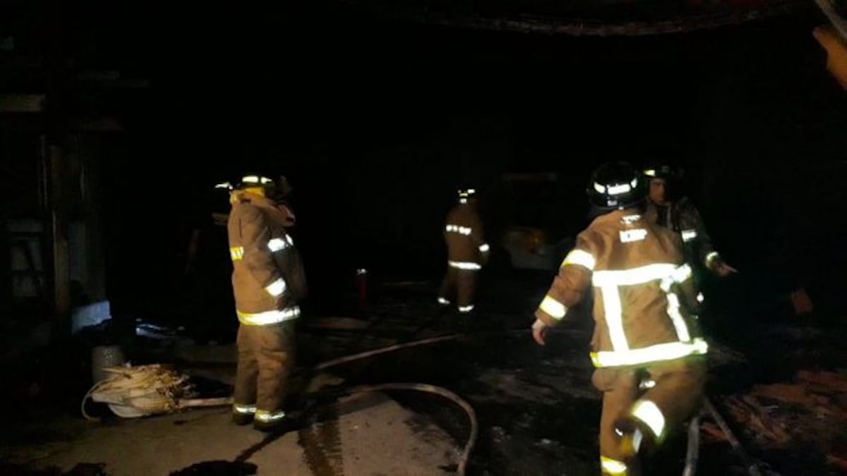 ¡FUEGO!  Llamas consumen empresa en Puerto Caimito | VIDEO