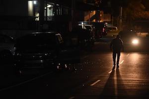 Asaltan a dos chamos depentiendes de un local en Bethania