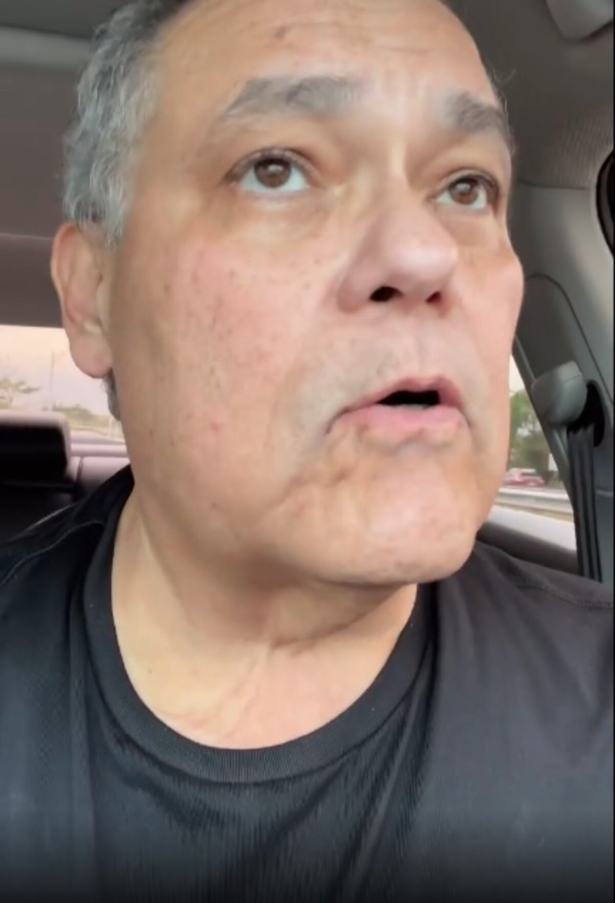 ‘Yo siempre había soñado tener algo contigo’. Mujer acosa y ataca a Bosco Vallarino. Video