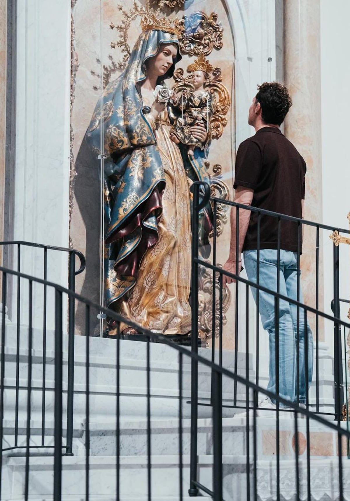 David Bisbal se da su baño de pueblo en el Casco Viejo antes de su esperado concierto: ‘me compré un raspao’