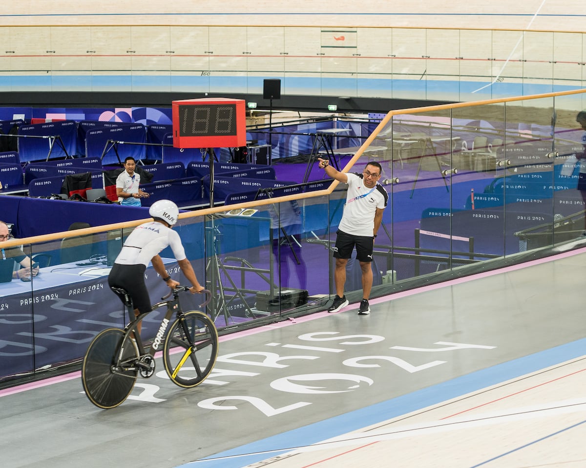 ¡Asombroso! Panameño sin velódromo termina entre los ocho mejores del mundo.  Esteban Goddard Jr. recibe diploma Paralímpico 