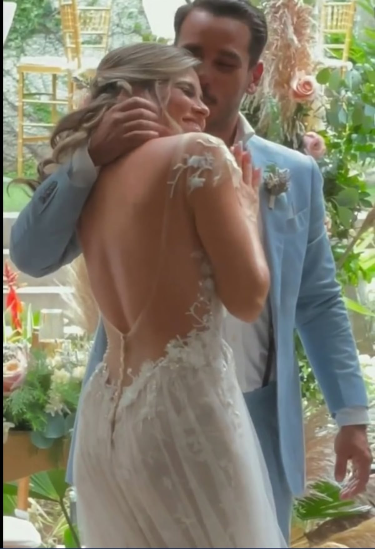 El chef de TV, Alexis Sitton, dio el sí. Se emocionó hasta las lágrimas en su boda. Chequee. Video, fotos