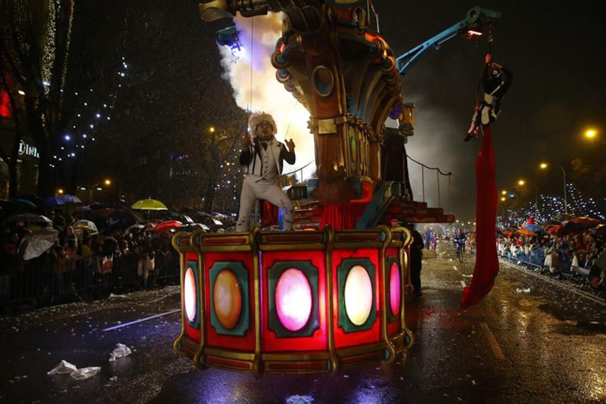 Los Reyes Magos recorren España con regalos y gestos solidarios en cabalgatas
