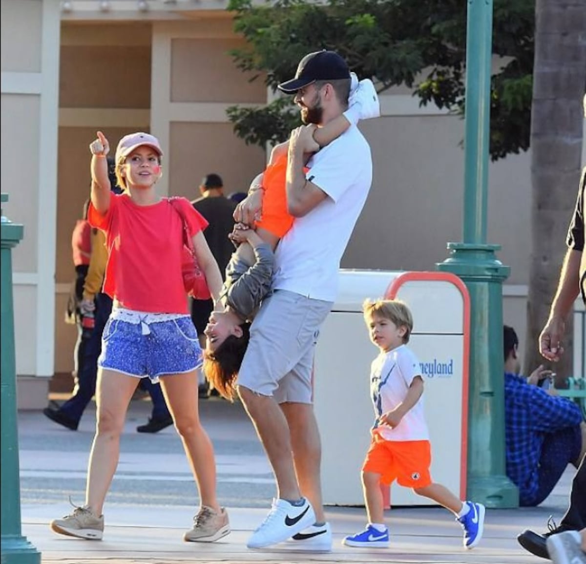 Shakira y Piqué se divierten como niños en Disneyworld