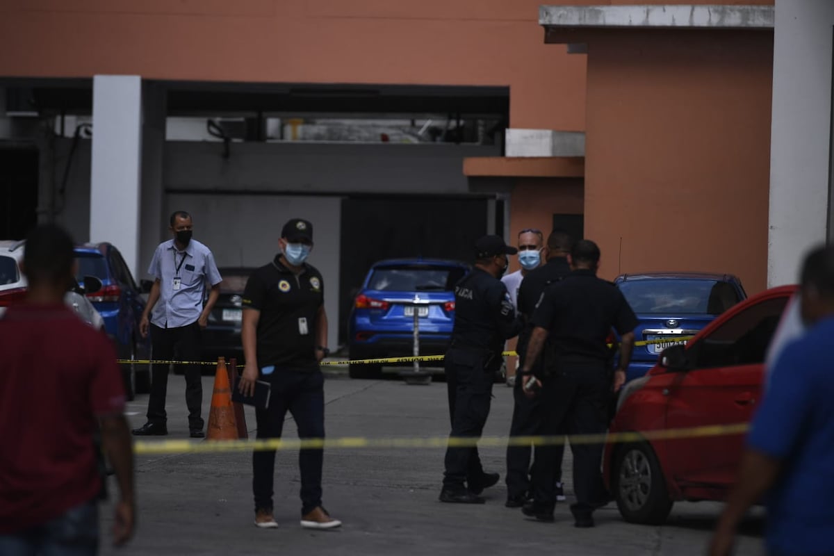 Hombre que atacó a seguridad del Banco General se lanza del quinto piso del Santo Tomás. Video