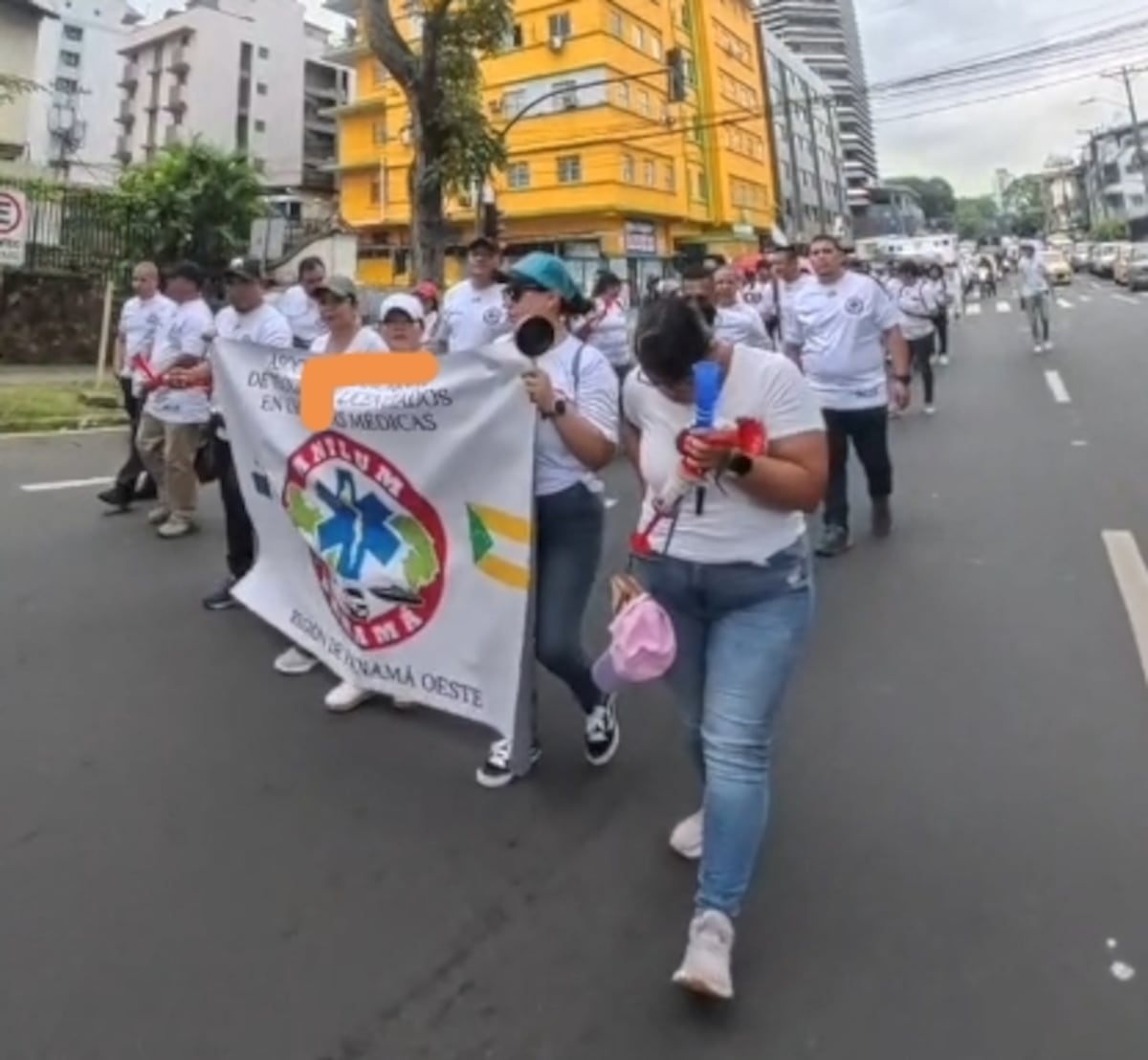 Paramédicos marchan en la capital para exigir reclasificación laboral