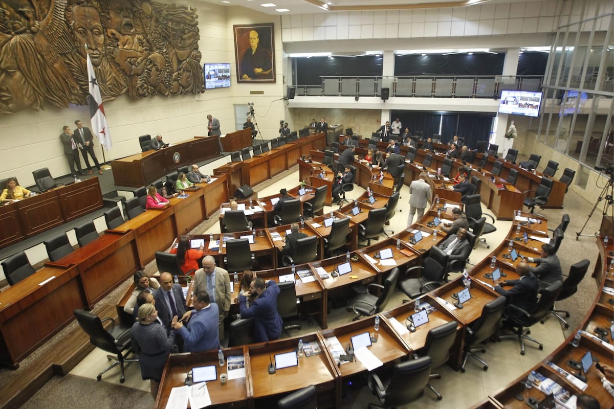 Asamblea autoriza a 12 diputados a ejercer como abogados mientras ocupan su curul
