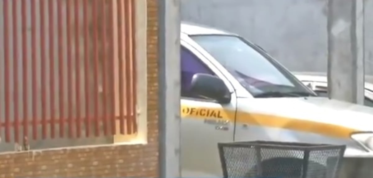 Pillan a funcionario de la Asamblea transportando cajas de cervezas en un carro oficial en plena cuarentena