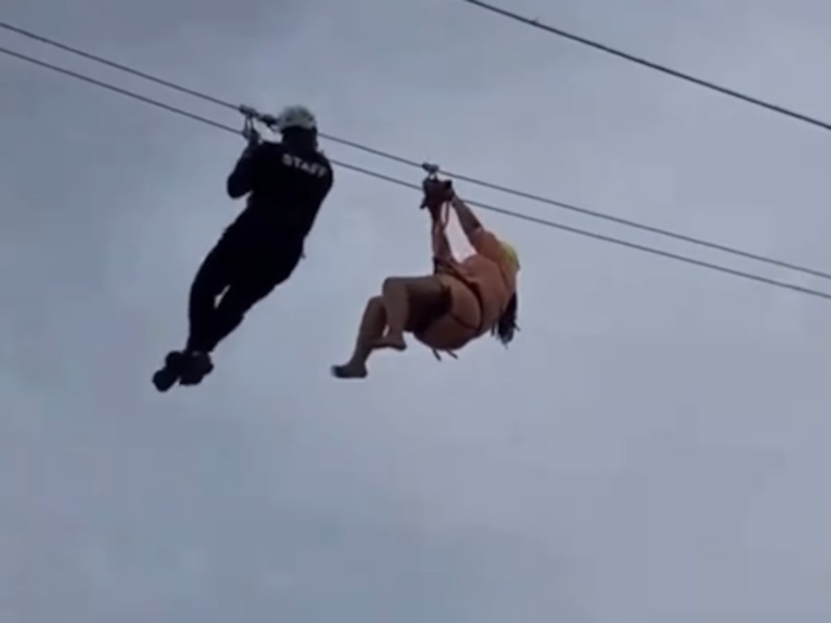 VIDEO | ¡DE INFARTO! Turista vive momentos de pánico tras quedar suspendida en el ‘zipline’ de Avenida Balboa