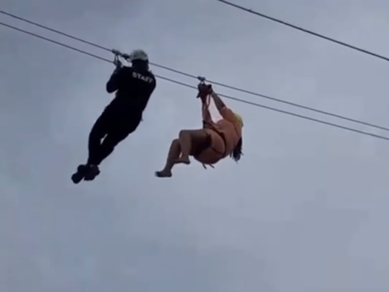 VIDEO | ¡DE INFARTO! Turista vive momentos de pánico tras quedar suspendida en el ‘zipline’ de Avenida Balboa