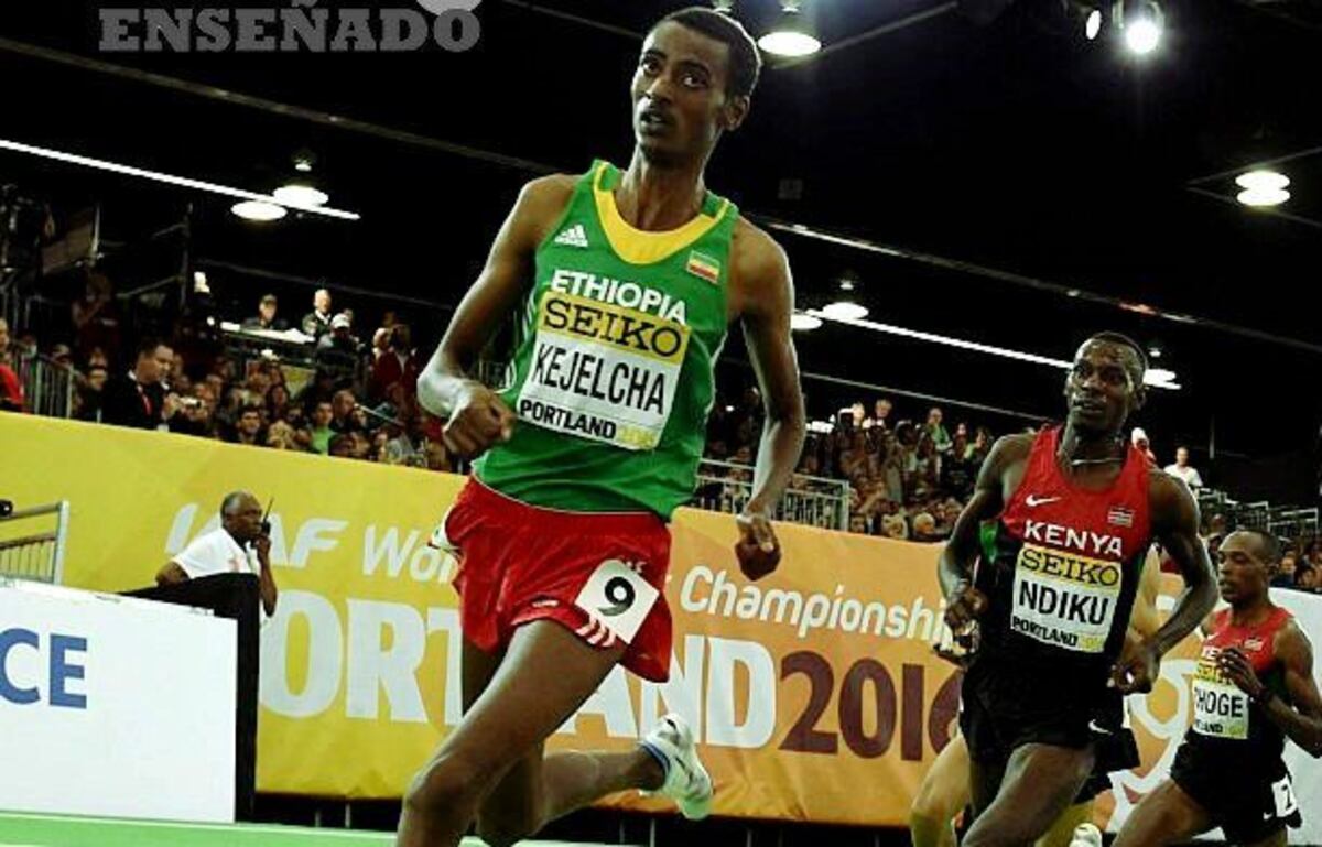 Un corredor le agarra los pantalones a otro mientras se caía en la Liga Diamante