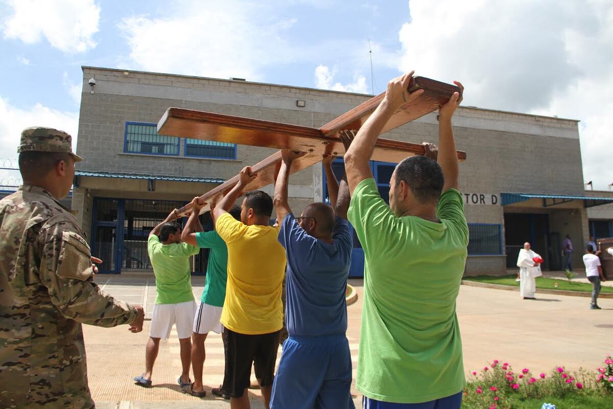 BENDECIDOS. La Cruz Peregrina de la JMJ recorrió la Nueva Joya