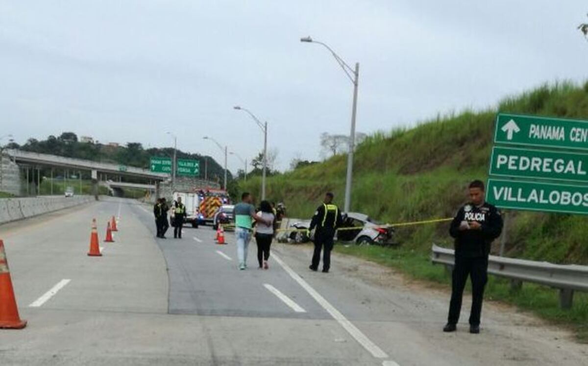 ÚLTIMA HORA. Mujer pierde el control de su vehículo y se estrella en el Corredor