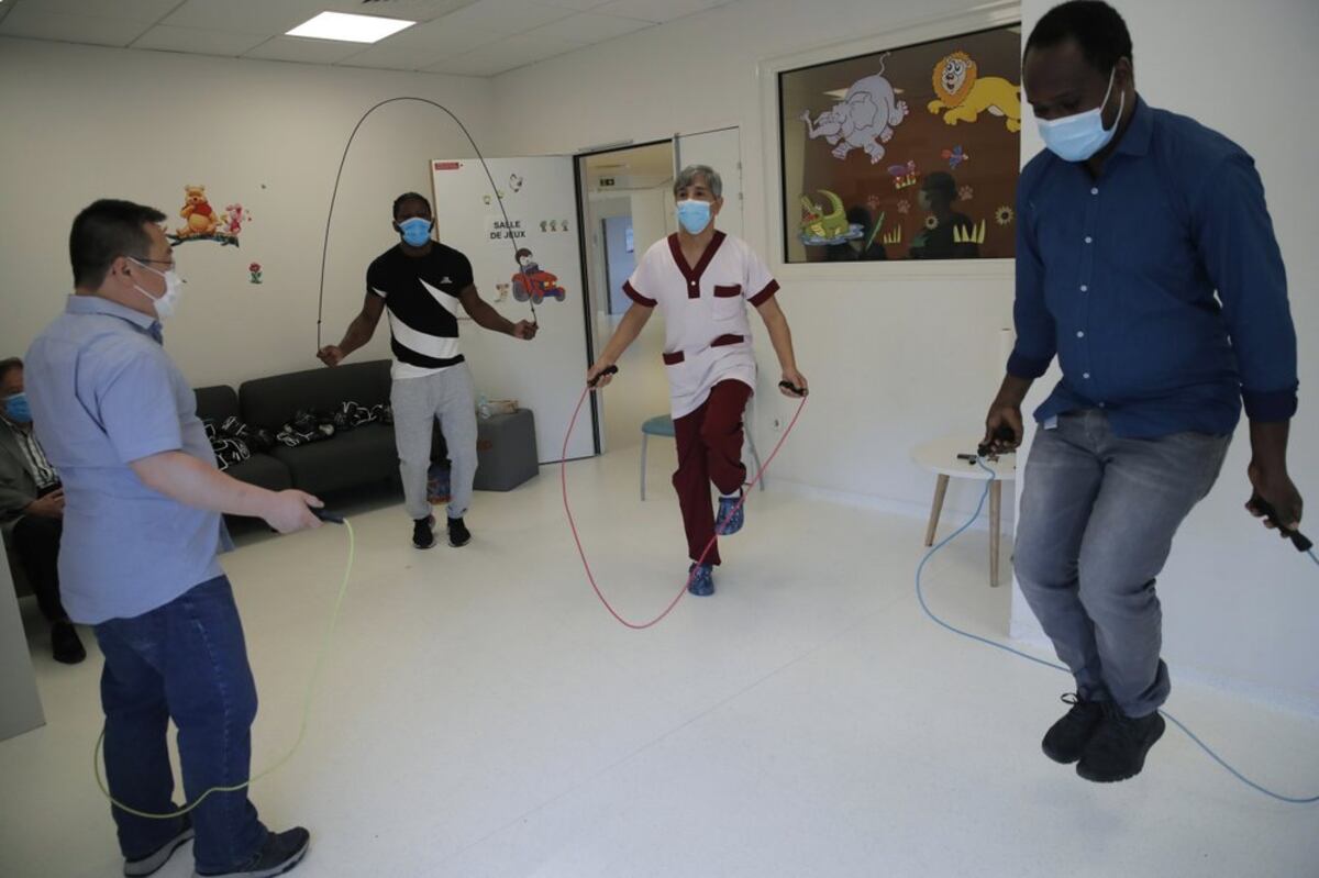 Ex campeón mundial da clases de boxeo para aliviar el estrés en un hospital