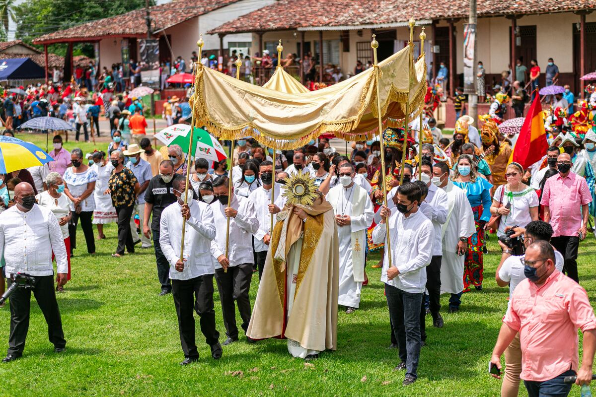 Se alistan para la festividad del Corpus Christi en Parita, provincia de Herrera