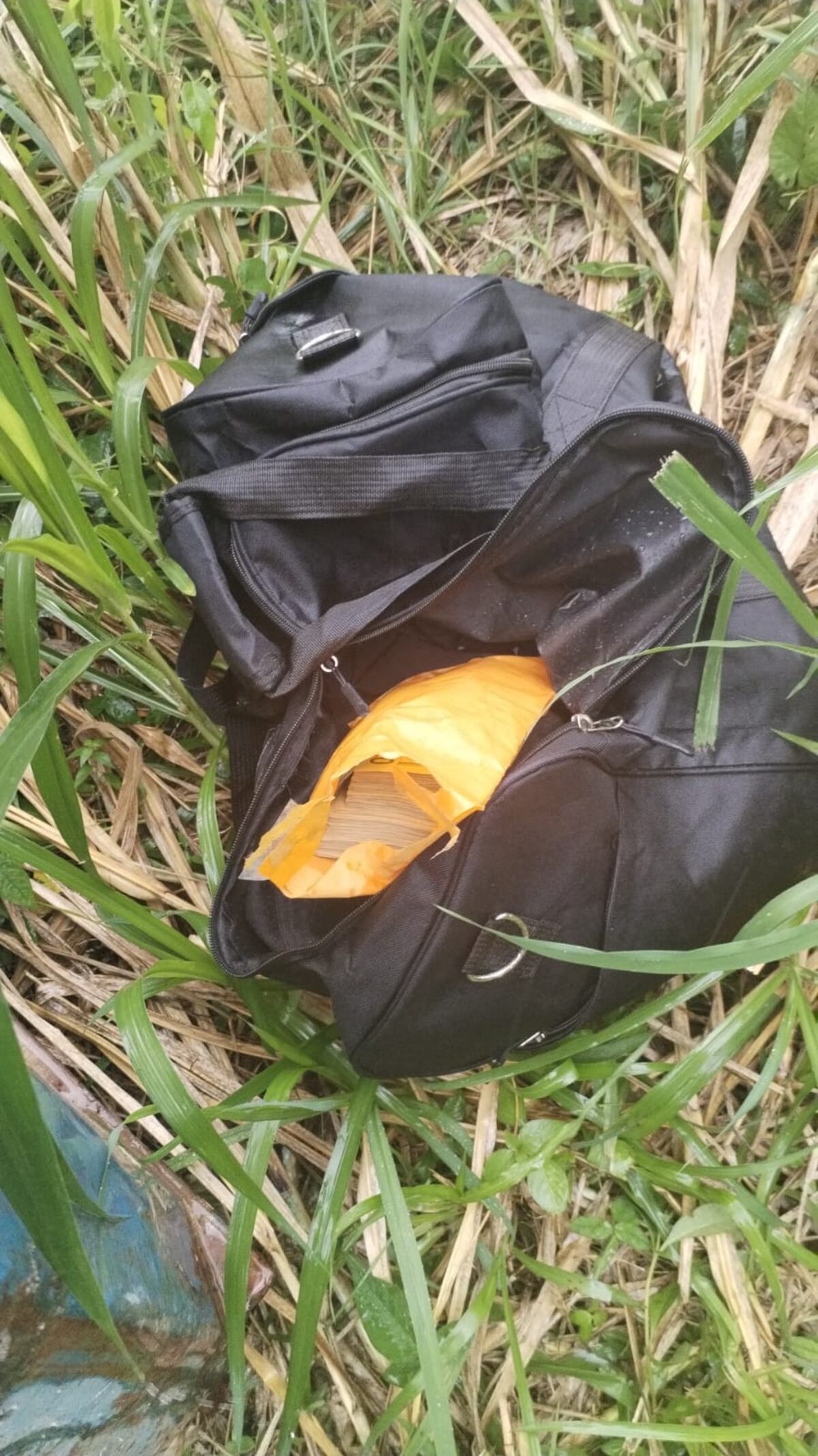 Atraco de 6 mil balboas termina con carro botado y un menor preso