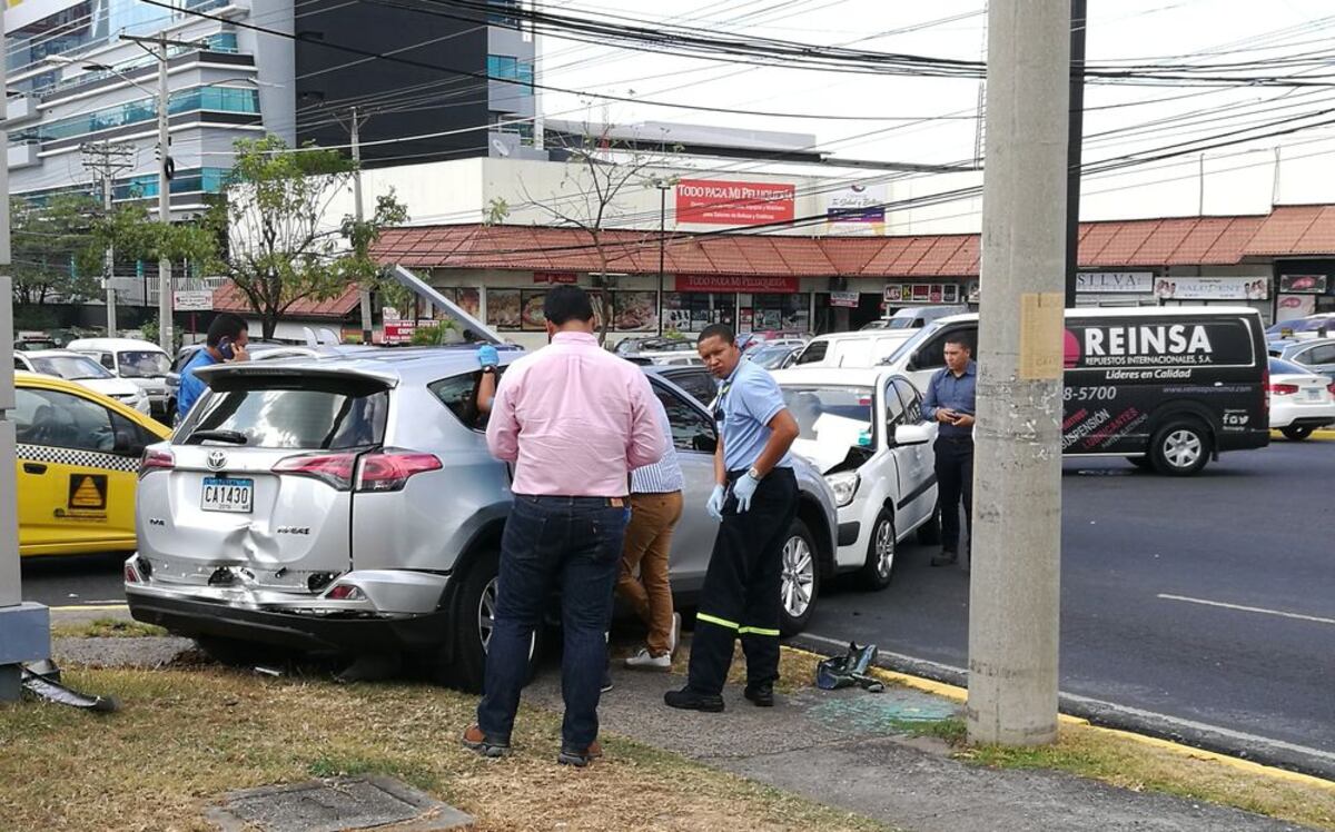 Pasajera de Uber recibe fuerte golpe en terrible colisión