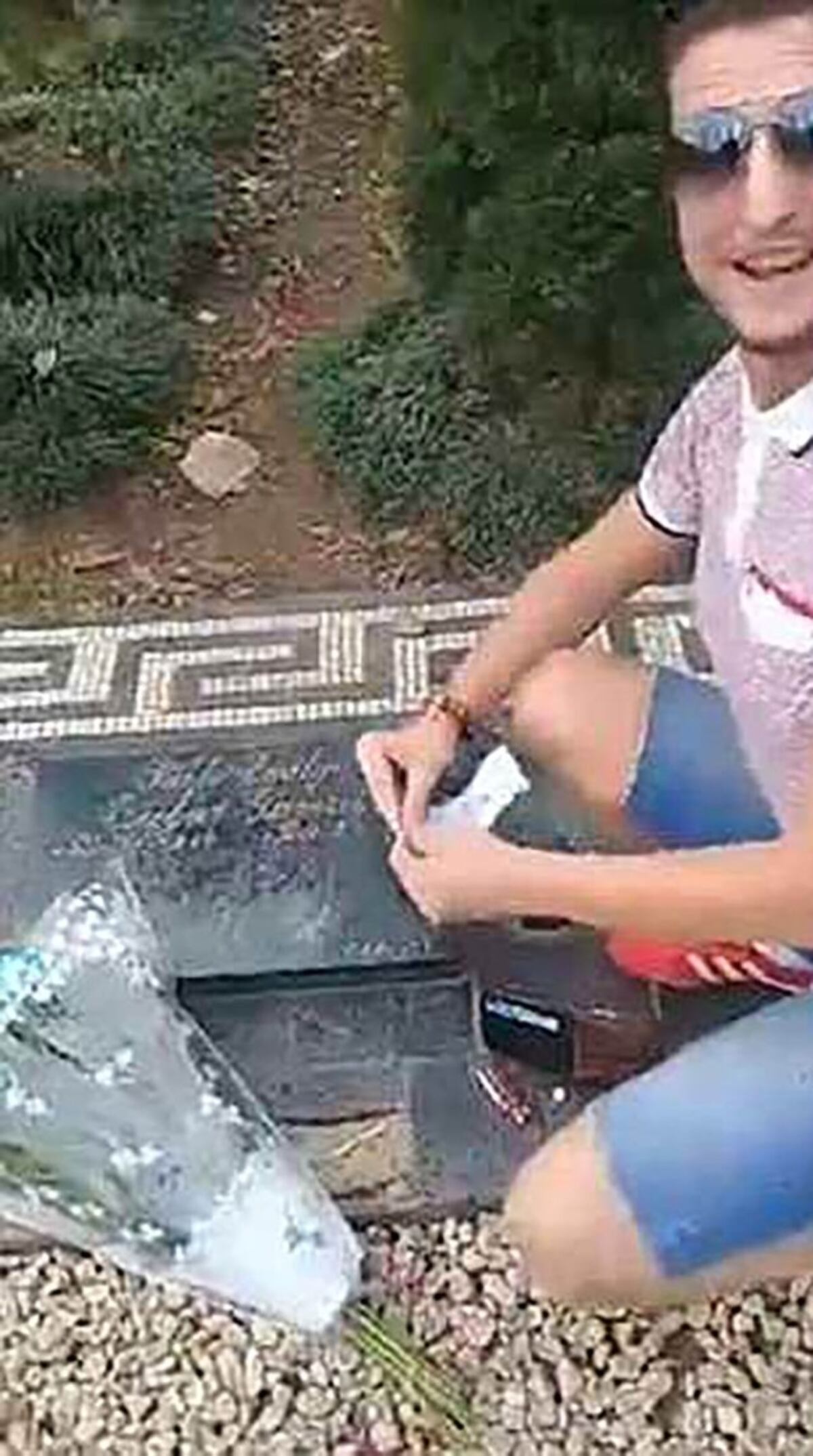 Aspiró cocaína sobre la tumba de Pablo Escobar y ahora vive una pesadilla