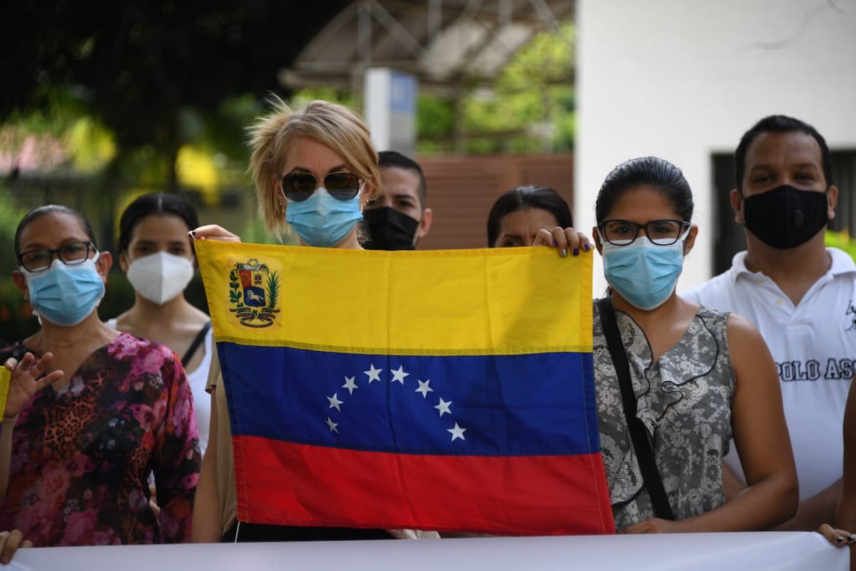 Venezolanos varados en Panamá protestan frente a la Embajada de su país