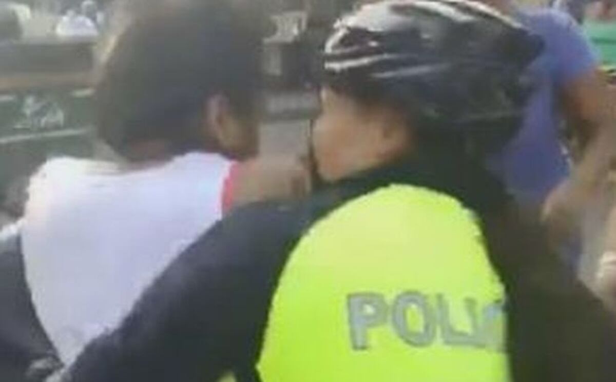 Imputan cargos a las dos mujeres vinculadas a la agresión de una unidad policial