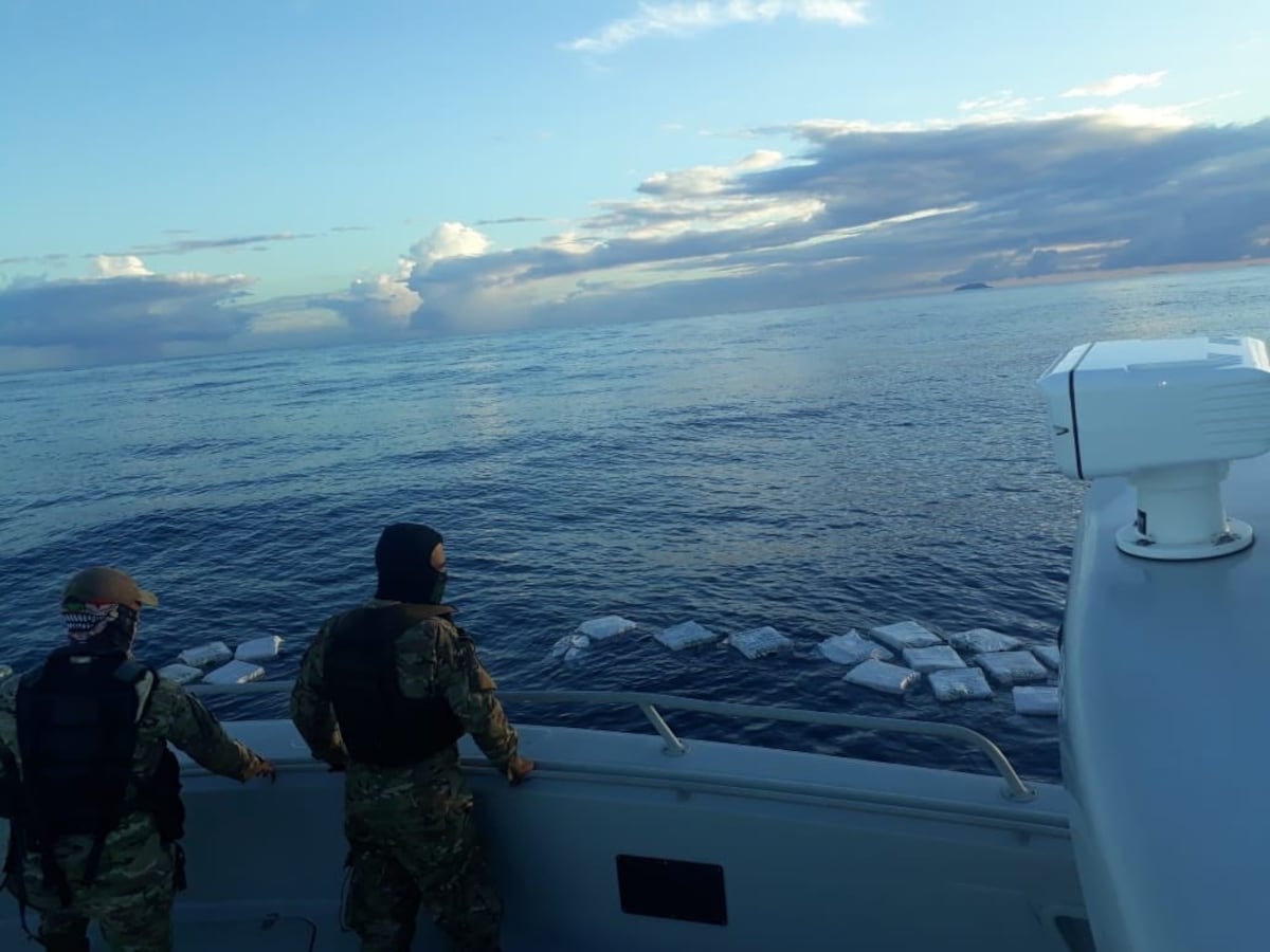 Cerca de isla veragüense narcos sueltan gran cantidad de droga al mar