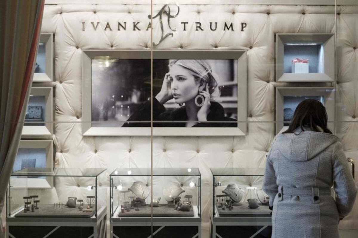 Ivanka Trump anunció que cerrará su marca de moda