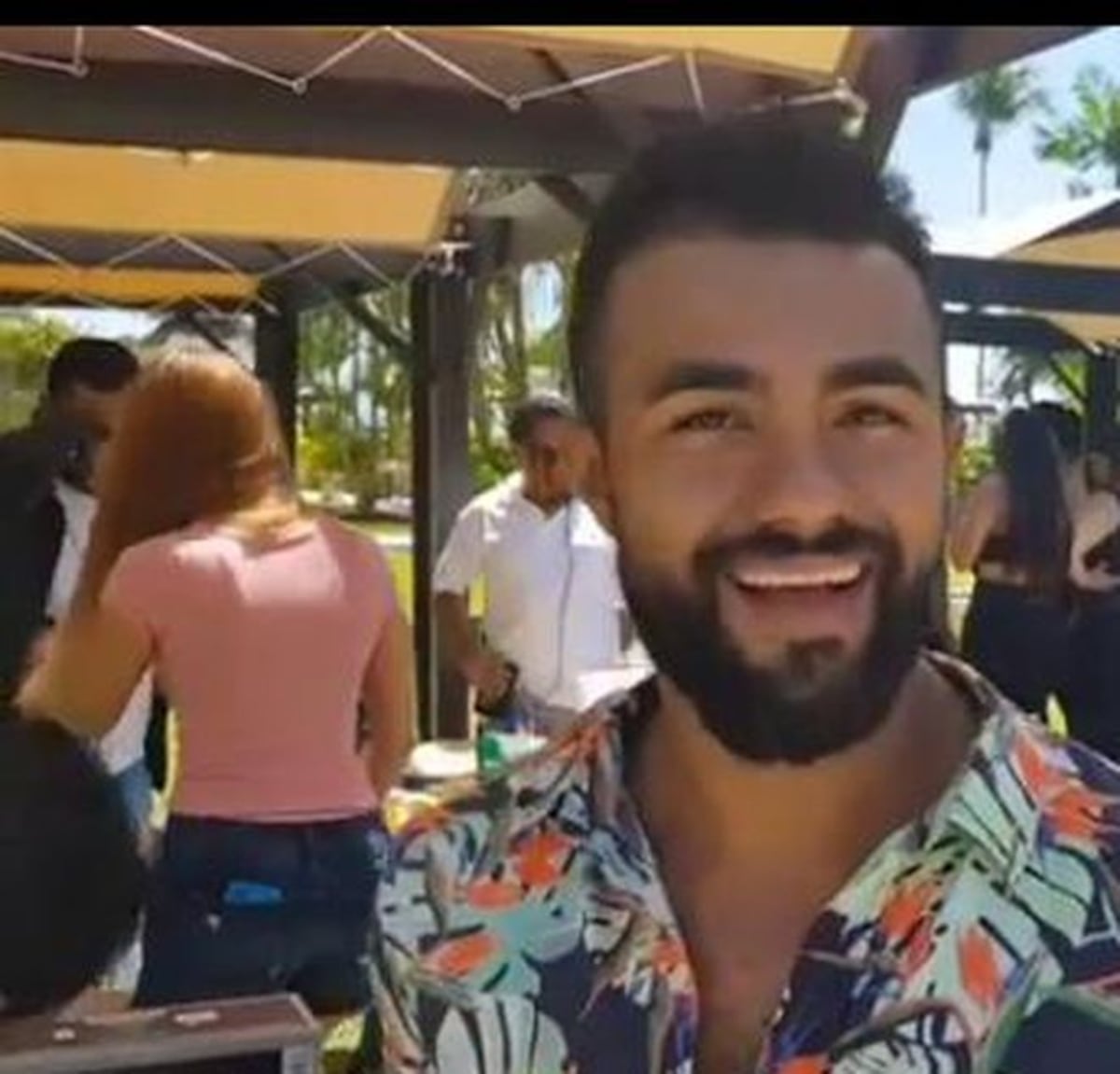 Presentador de TV no se bañaba para ir a la escuela