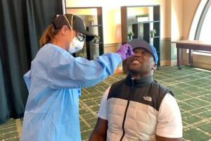 Luchadores de la UFC prefieren un puñetazo que afrontar los hisopos