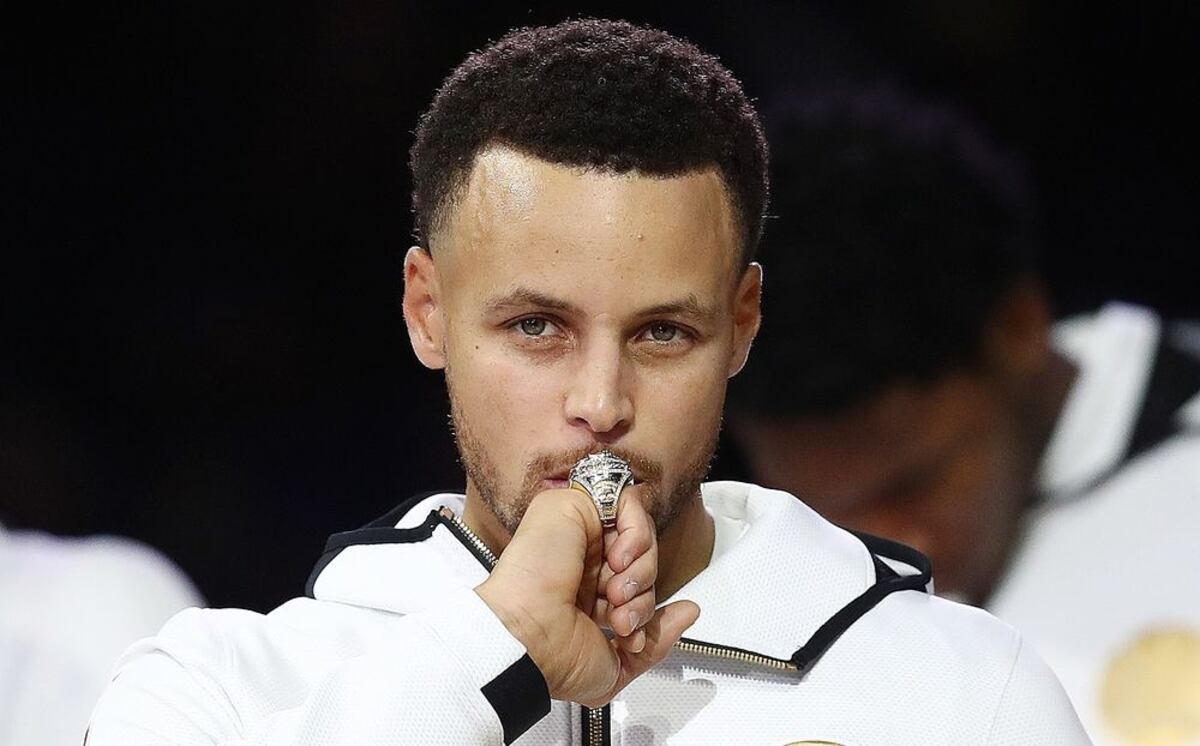 Warriors y Curry reciben anillos y vencen a Thunder