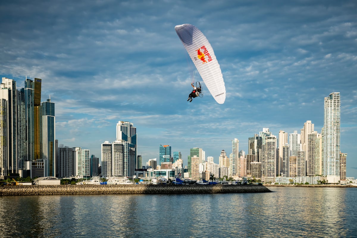Atleta brasileño sobrevoló la extrema ciudad de Panamá a bordo de su parapente