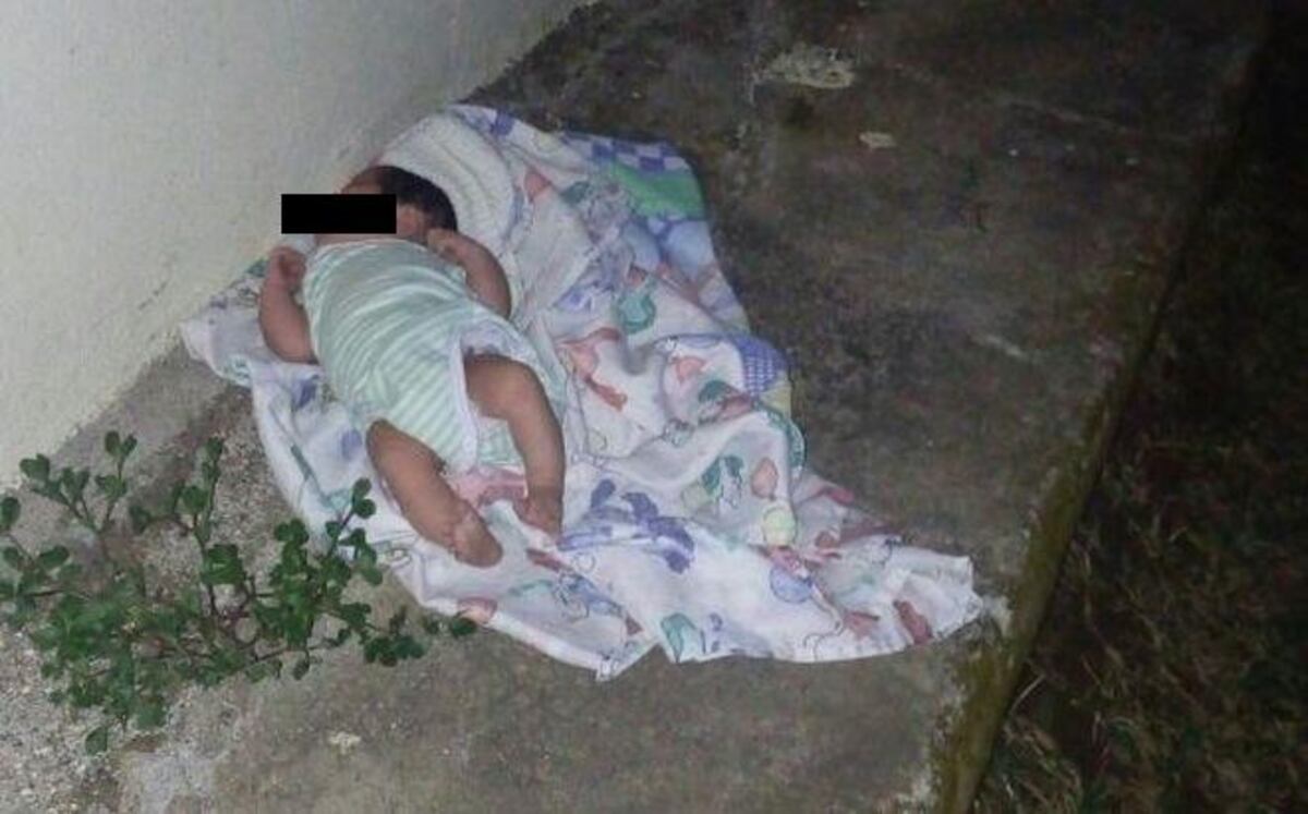 ¡SE AHOGABA EN LLANTO! Abandonan a bebé afuera de casa cural | VIDEO