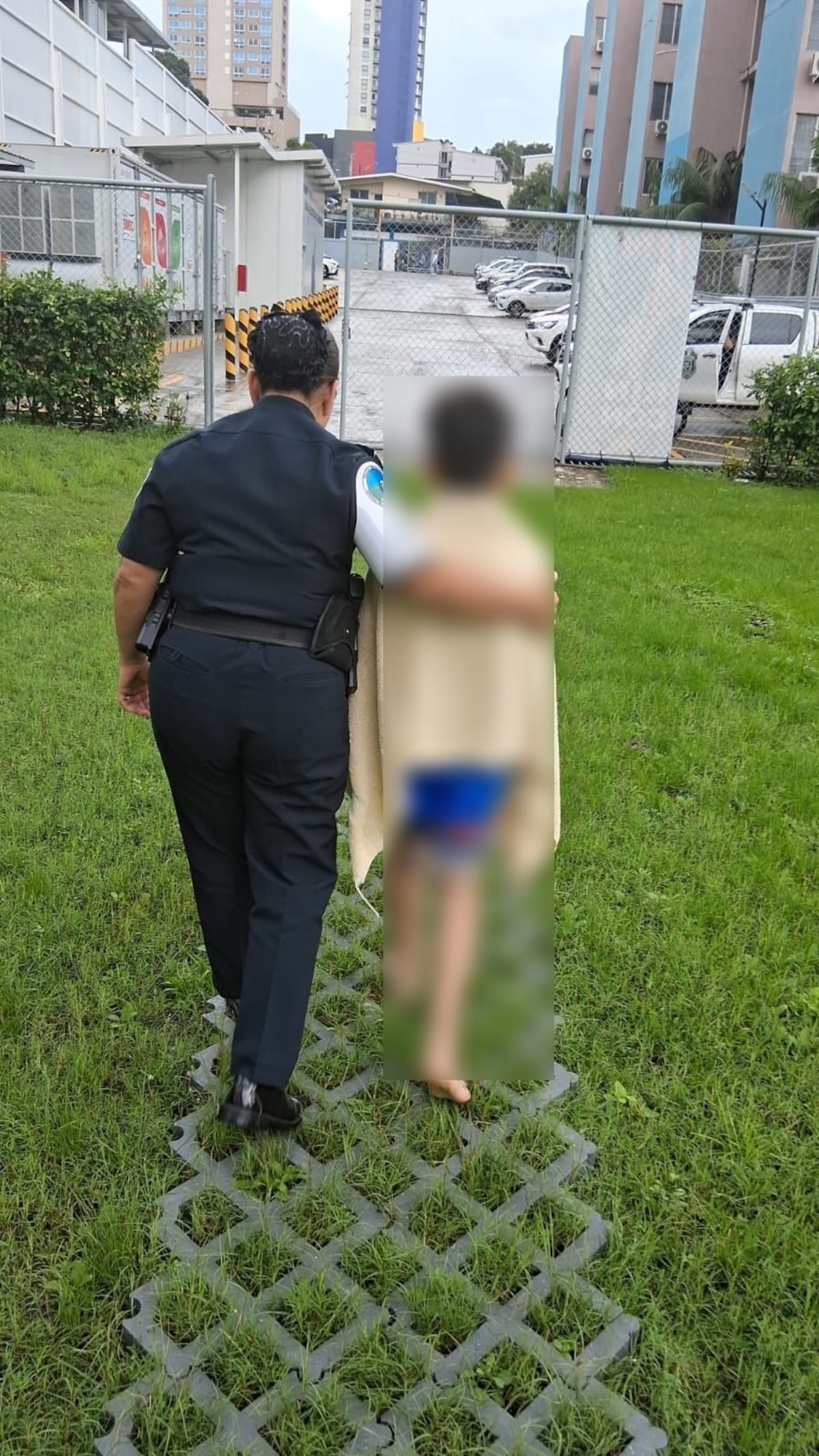 Menor de 12 años es rescatado tras ser arrastrado por corriente