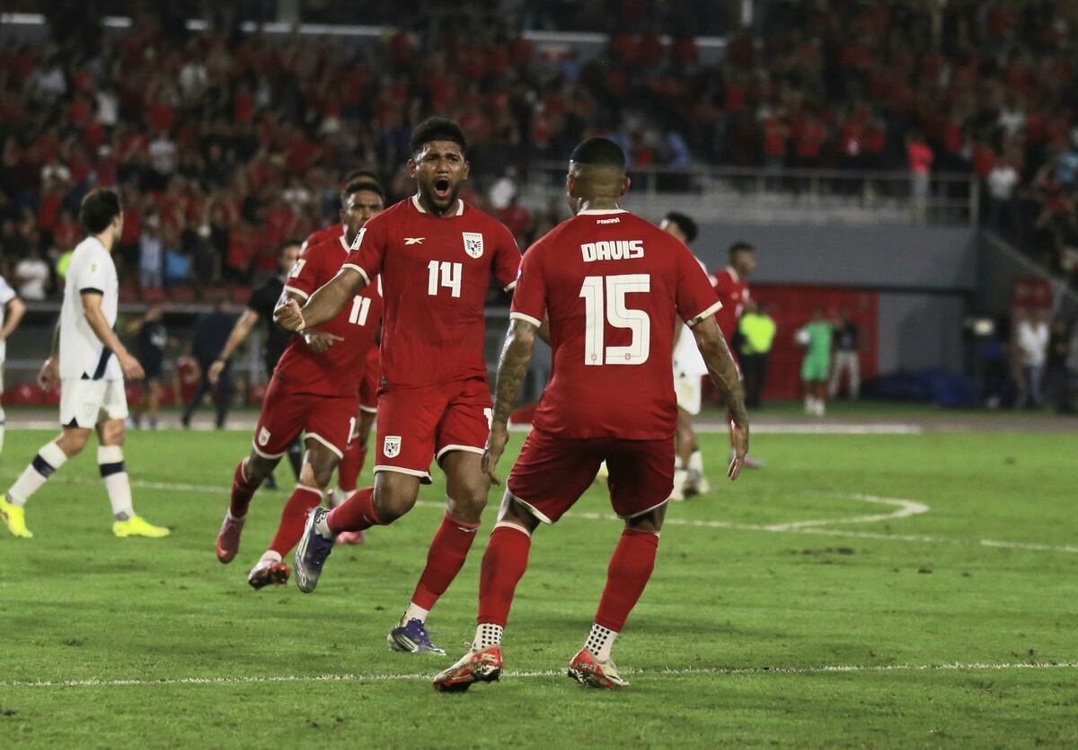 Thomas Christiansen sufre baja sensible para octubre: Carlos Harvey es operado de la rodilla