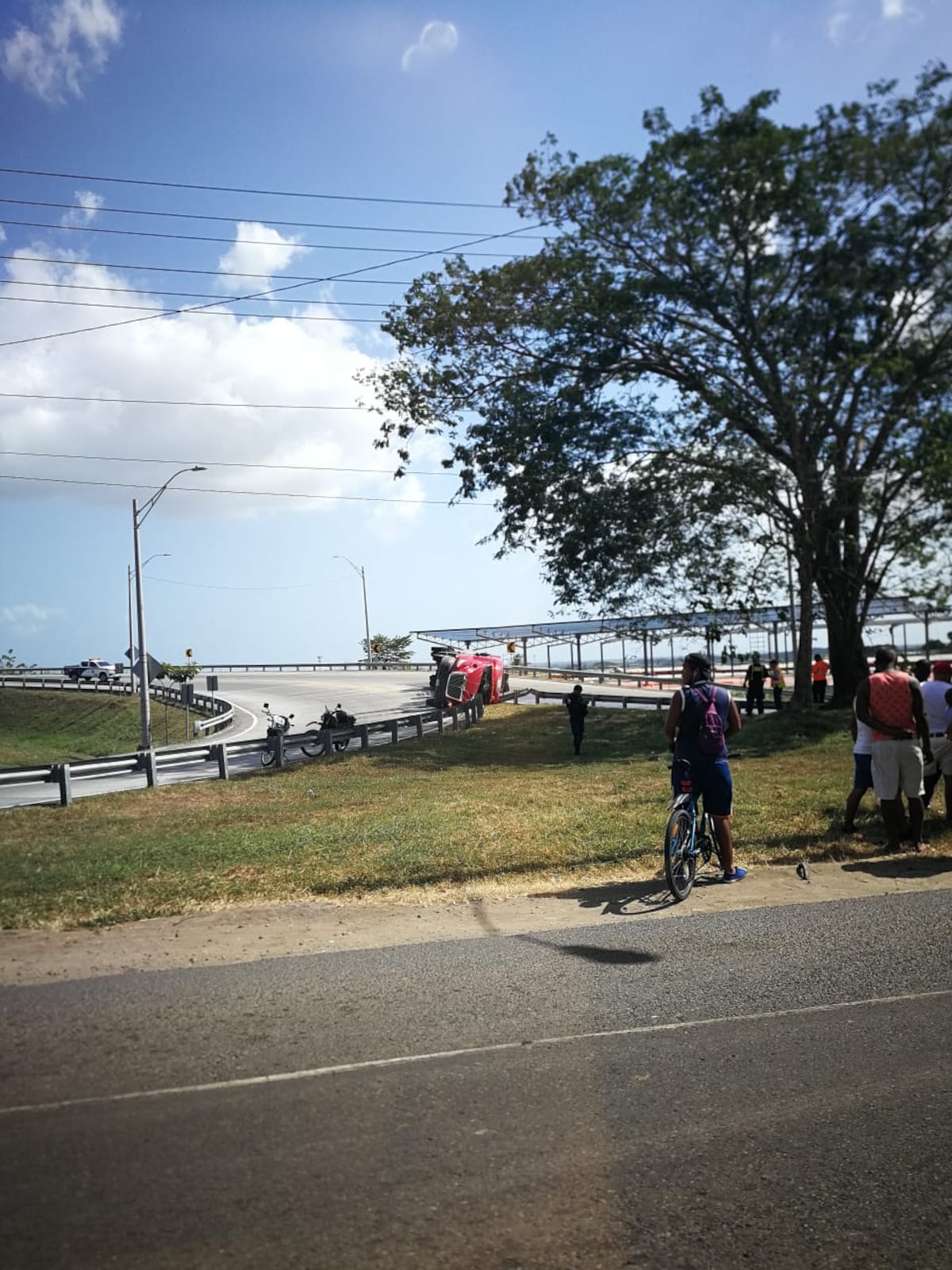 Mula se voltea en salida del Corredor Norte con combustible de Jet